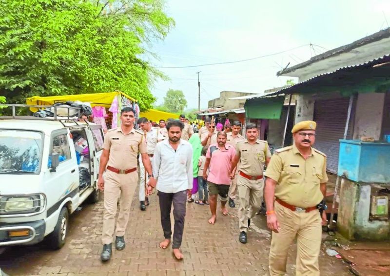 गुरुवार को पुलिस ने सारथल, छीपाबड़ौद, हरनावदाशाहजी थाने $के 25 जवानों की उपस्थिति में चोरों को सारथल के मुख्य बाजार में पैदल घुमाकर कस्बे की आमजनता में विश्वास और भरोसा $कायम किया।