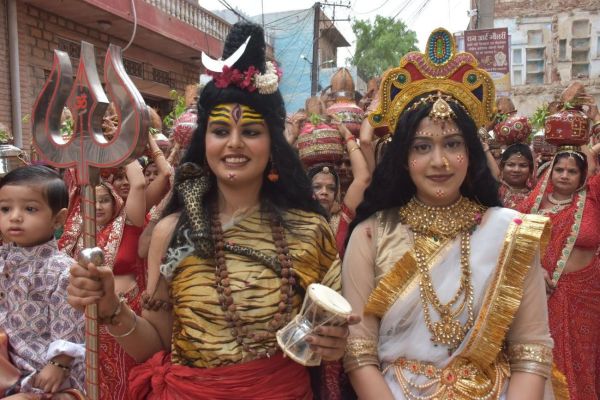 A procession was taken out with decorated tableaux on Mahesh Navami.