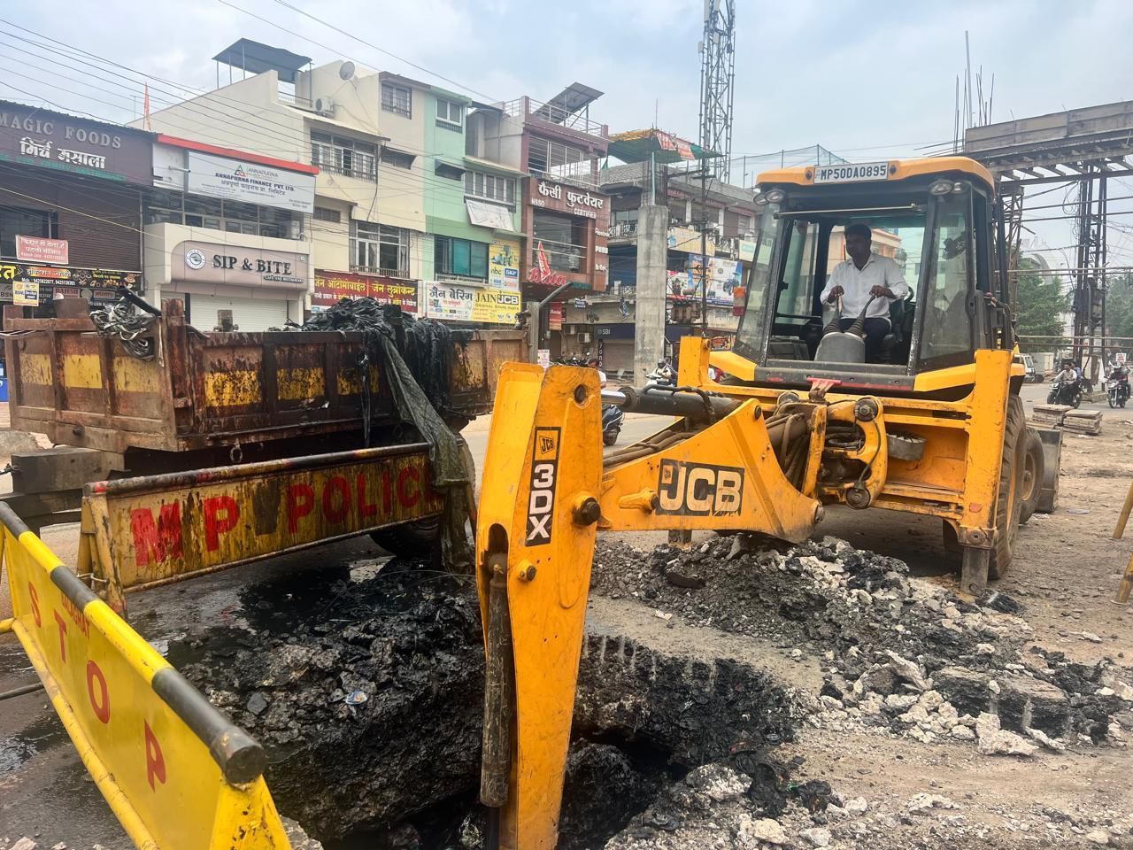बड़े नालों में जेसीबी, छोटी बड़ी नालियों में उतरे सफाई कर्मचारी