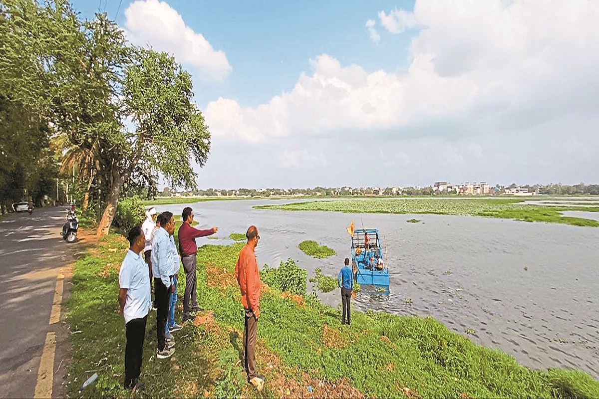 World Environment Day: तालाब को नया जीवन मिलने की उम्मीद जागी, बड़े स्तर पर जलकुंभी साफ करेगी मशीन