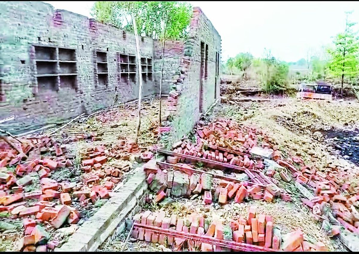 क्षेत्र में मौसम में बदलाव आया और शुक्रवार को कस्बे सहित तलहटी क्षेत्र में कई स्थानों पर बूंदाबांदी, बारिश आंधी चली। शुक्रवार को हुई इस बूंदाबांदी और तेज धूल भरी आंधी से कई जगह घरों के टीनशेड, कच्चे टप्पर उड़ गए तथा कई जगह पेड़ों की डालियां भी टूट गई।