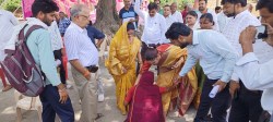 महिला ने रोते हुए कहा बिना अनुमति खोद ली खेत की मिट्टी, कंपनी के एक व्यक्ति ने
कहा है विधायक, अधिकारियों तक है पहुंच - image