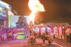 CG News: महेश नवमी में महाकाल अघोरी झांकी बना मुख्य आकर्षण, आग से कलाबाजी करते
दिखे शिवभक्त - image