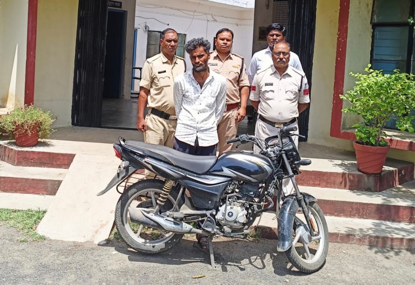 रेलवे स्टेशन के पास से चोरी की बाइक जब्त, आरोपी जितेंद्र गिरफ्तार