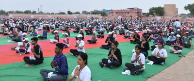 सामूहिक योगाभ्यास से निकला वसुधैव कुटुंबकम का संदेश