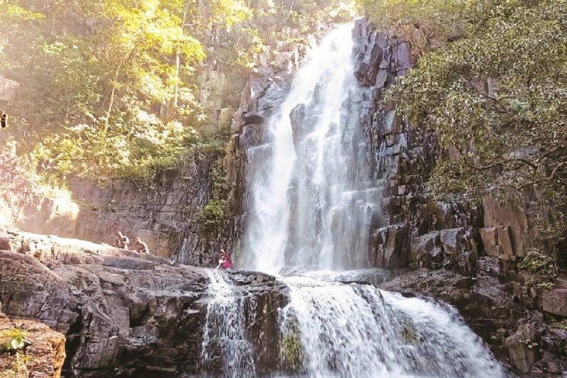 झारालावा जलप्रपात घूमने आए युवक की मौत (Photo source- Patrika)