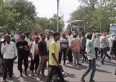 जिला अस्पताल के बाहर भीड़