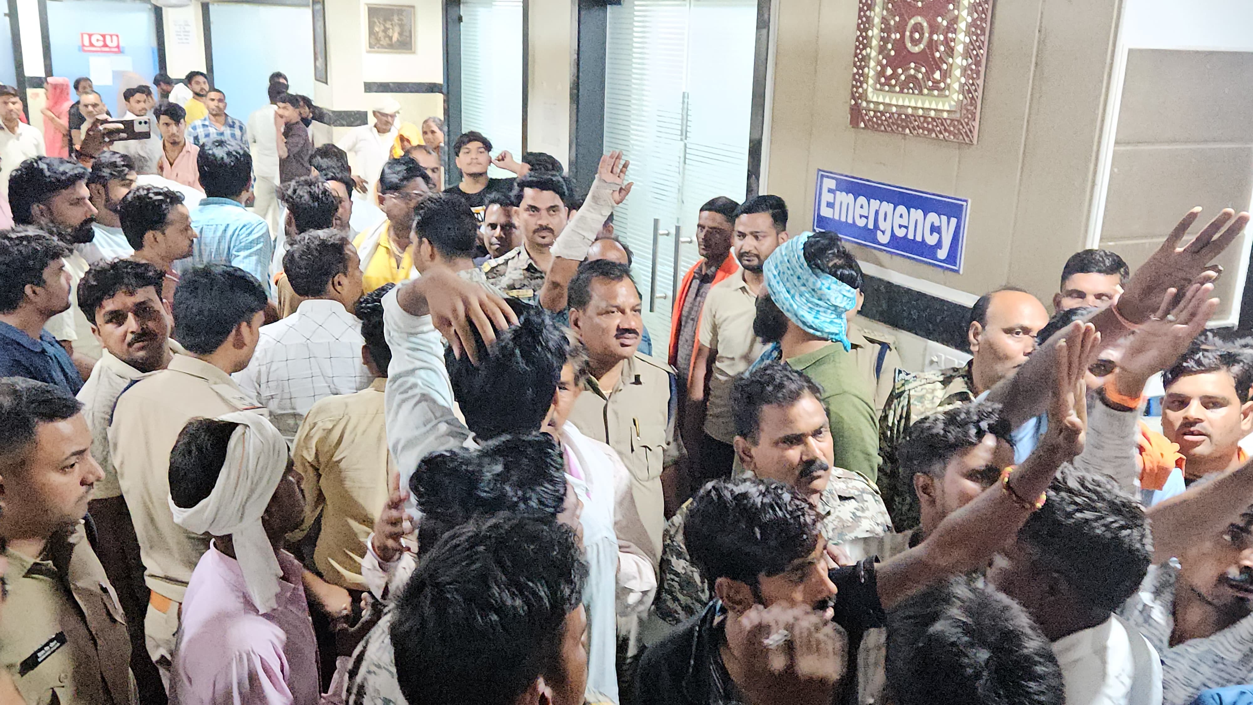 मुरैना में लोगों के जीवन से खिलवाड़ करता गणेशी हॉस्पीटल, युवती की मौत, हंगामा