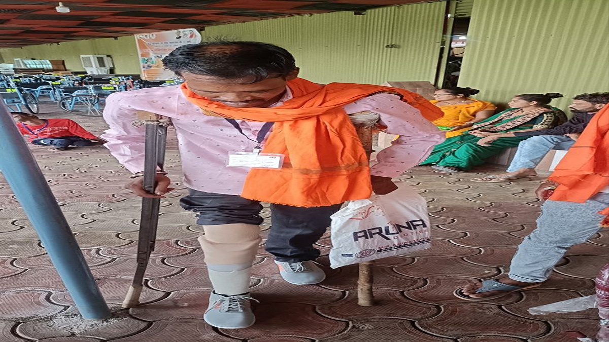 Good news: सडक़ हादसे में राजेन्द्र का कट गया था पैर, कृत्रिम अंग पाकर खिला
चेहरा
