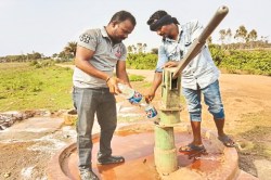 Chhattisgarh News: कुओं के उपयोग पर रोक, अब ग्रामीणों को करना होगा हैंडपंप का
इस्तेमाल - image