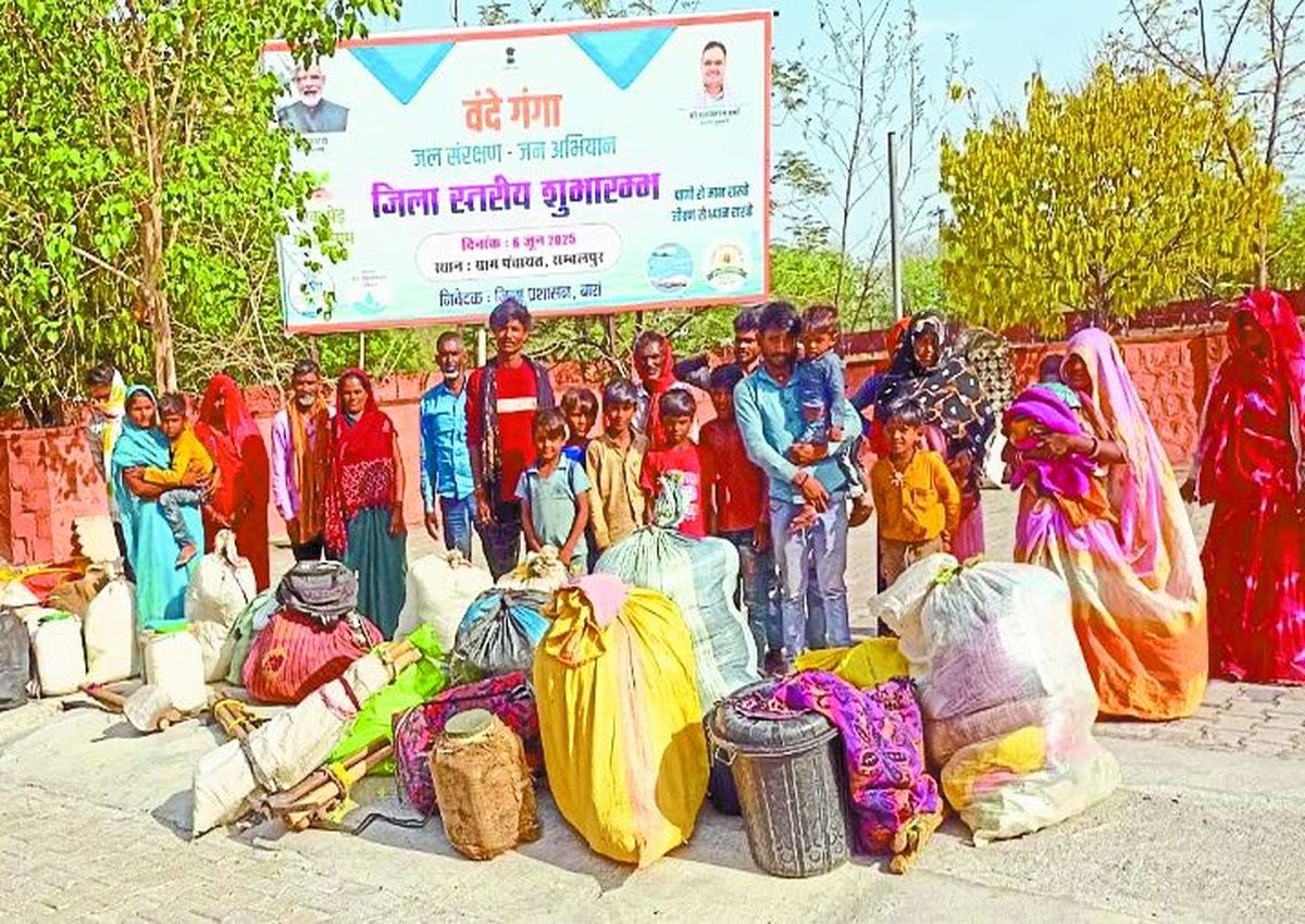 एक माह से मजदूरी नहीं मिली तो सतना के मजदूरों ने मिनी सचिवालय में ही डेरा डाल
दिया