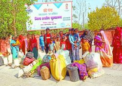 एक माह से मजदूरी नहीं मिली तो सतना के मजदूरों ने मिनी सचिवालय में ही डेरा डाल
दिया - image