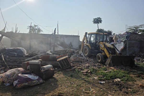 Bulldozer Action in Ambikapur: अवैध कब्जे पर चला बुलडोजर... प्रशासन ने तोड़े 39 मकान, रोते-बिलखते रहे लोग, देखें तस्वीरें
