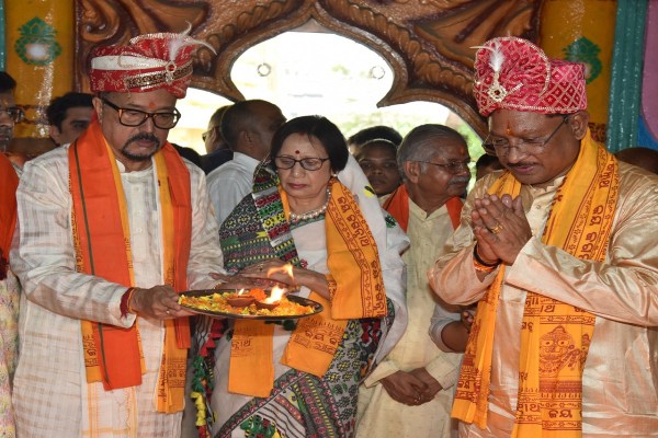 भगवान जगन्नाथ की रथ यात्रा में शामिल हुए CM साय व राज्यपाल डेका, सोने की झाड़ू से निभाई छेरापहरा की रस्म, देखें Photos