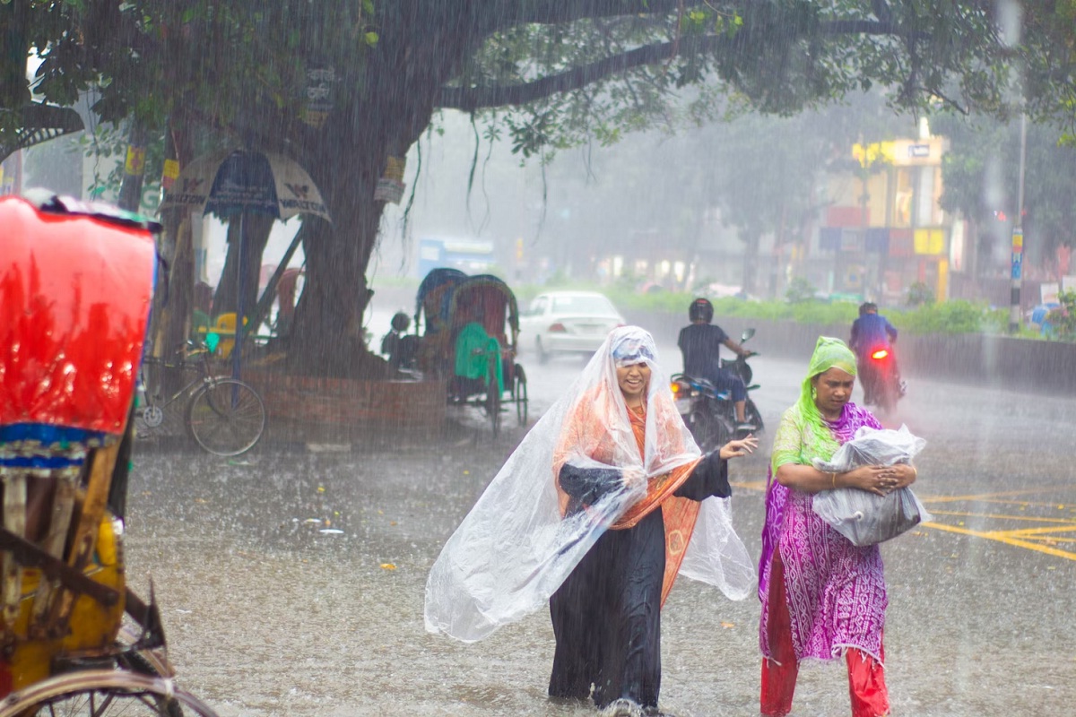 Rain Alert: छत्तीसगढ़ के इन जिलों में बारिश का Alert, 60 KM/घंटे की रफ्तार से चलेगी धूल भरी हवा