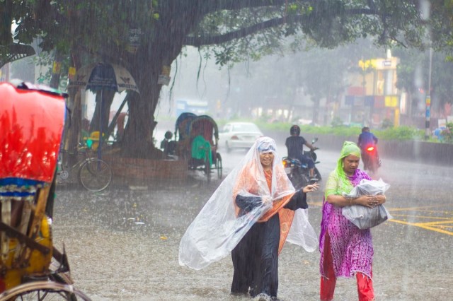 Rain Alert: छत्तीसगढ़ के इन जिलों में बारिश का Alert, 60 KM/घंटे की रफ्तार से चलेगी धूल भरी हवा