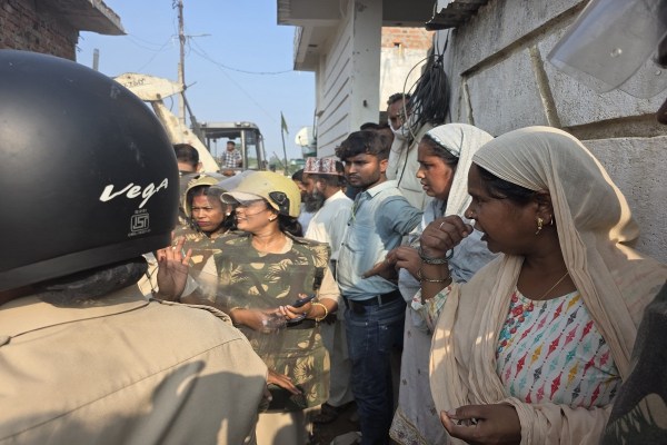 Bulldozer Action in Ambikapur: अवैध कब्जे पर चला बुलडोजर... प्रशासन ने तोड़े 39 मकान, रोते-बिलखते रहे लोग, देखें तस्वीरें
