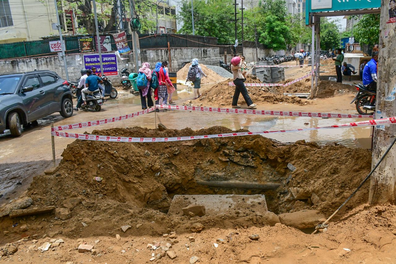 बारिश का मौसम सर पर, रोड अभी भी टूटी है, देखें तस्वीरें