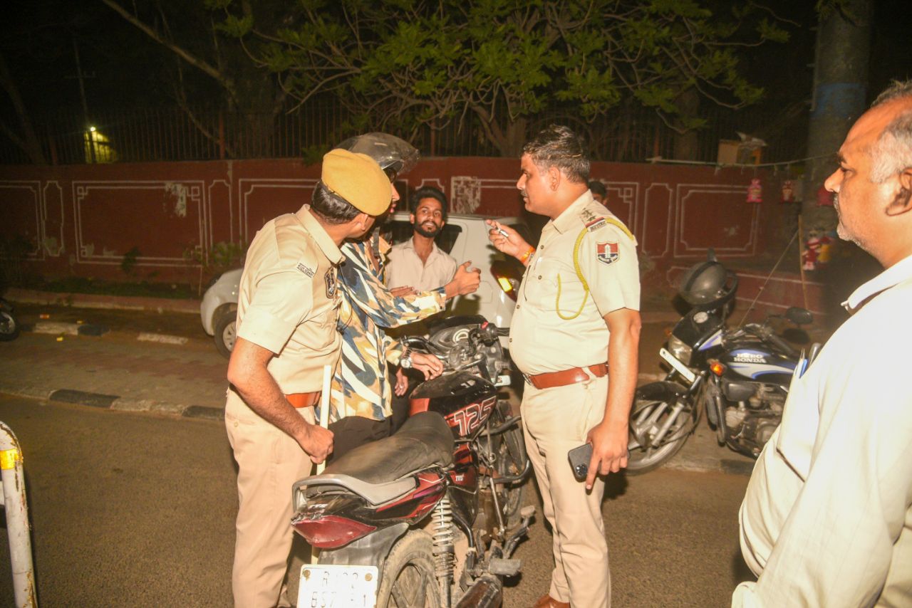 जयपुर पुलिस ने शुरू की चेकिंग, लोग भागते नजर आए, देखें तस्वीरें