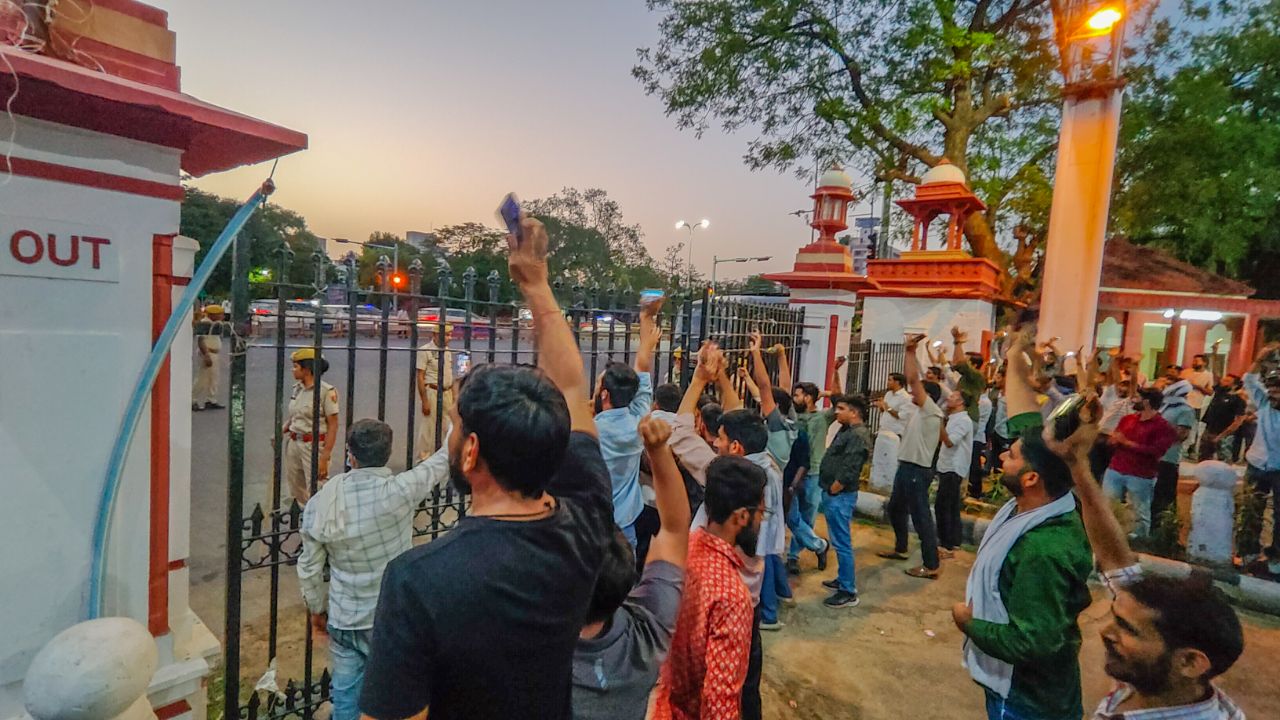 यूनिवर्सिटी में धरना जारी, नहीं पहुंचा कोई मंत्री, देखें तस्वीरें