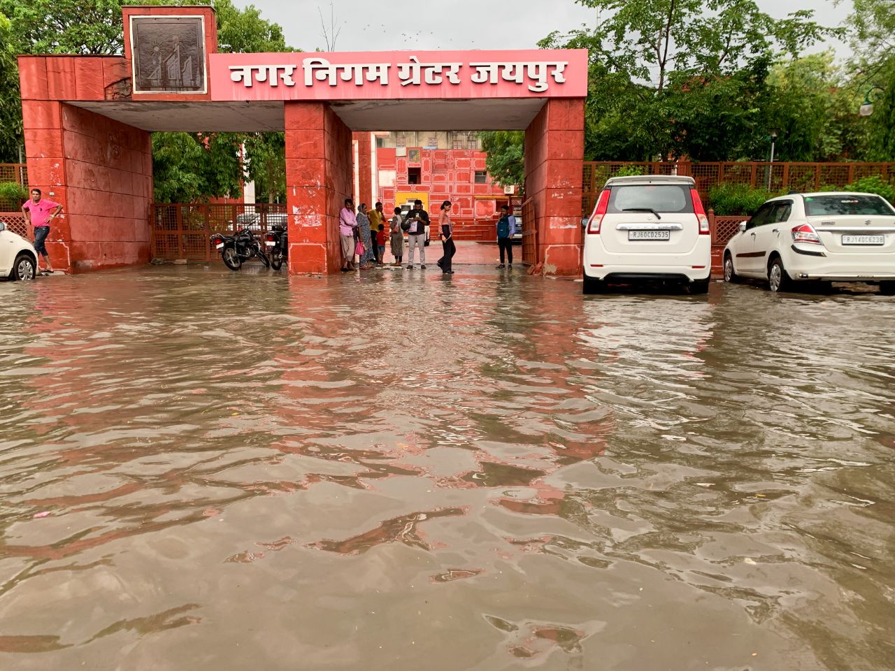 जयपुर में जम कर बरसे बदरा, हज पानी पानी, देखें तस्वीरें