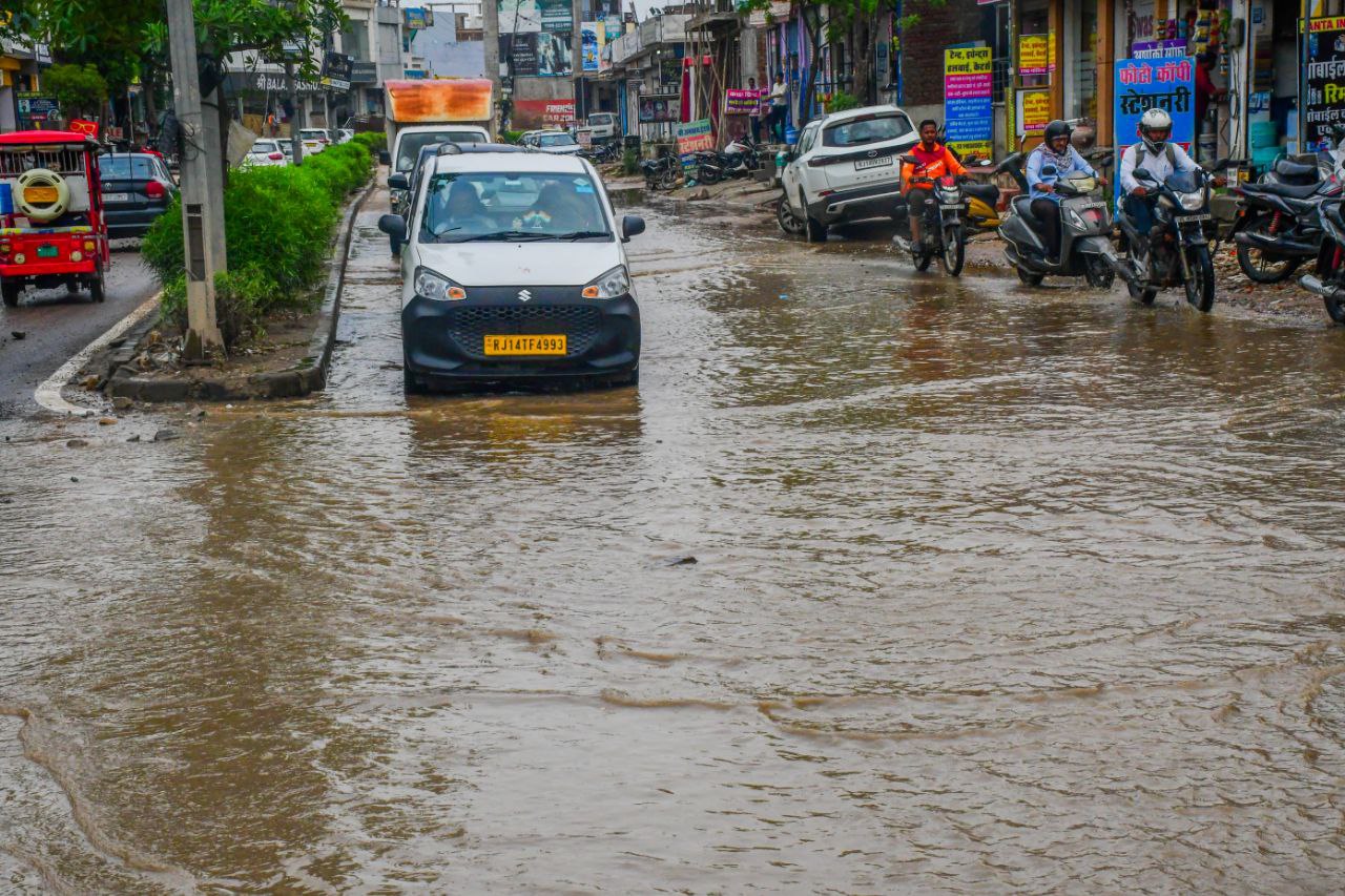बारिश में टूटी सड़के, लोग हो रहे परेशान, देखें तस्वीरें