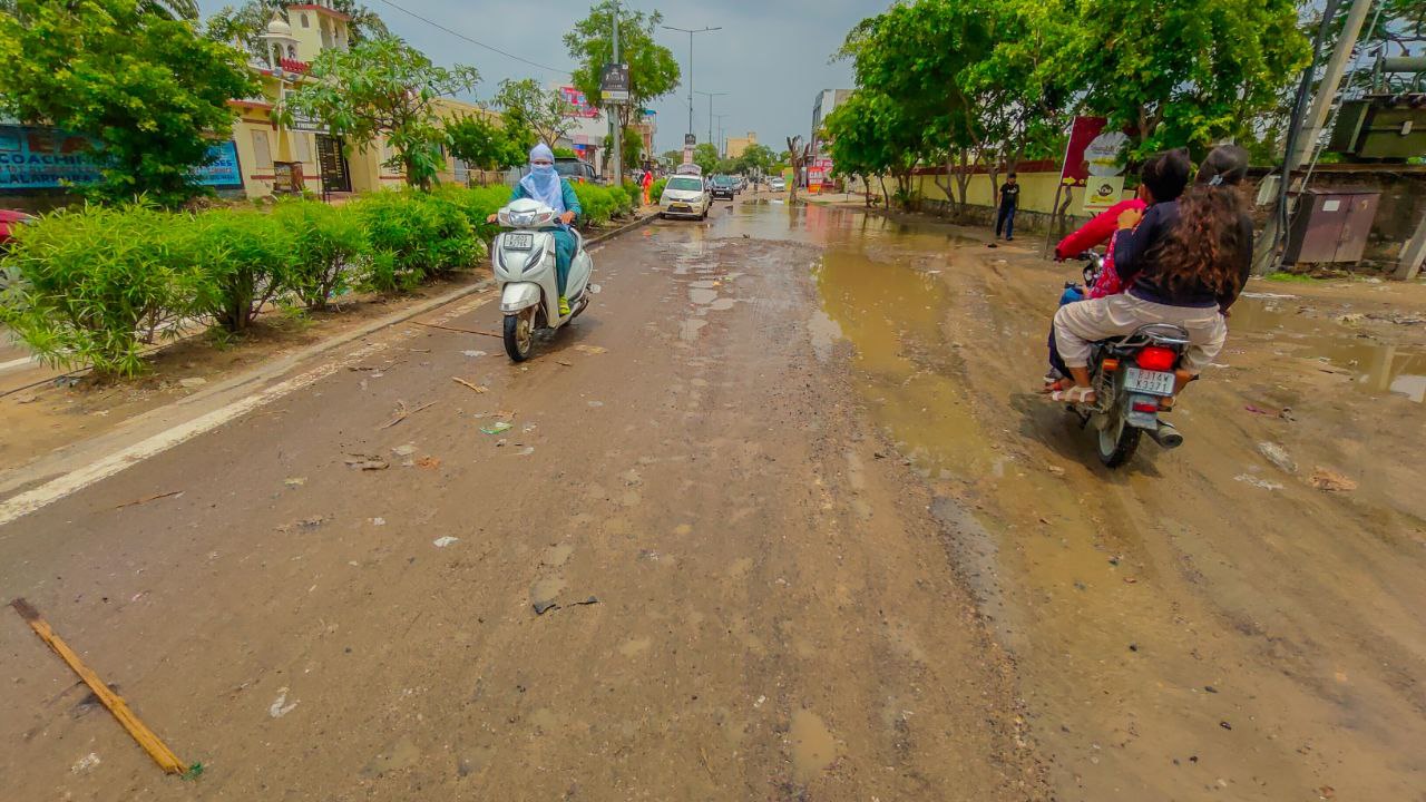 जयपुर में लगातार हो रही बारिश, सड़के उधड़ी, देखें तस्वीरें