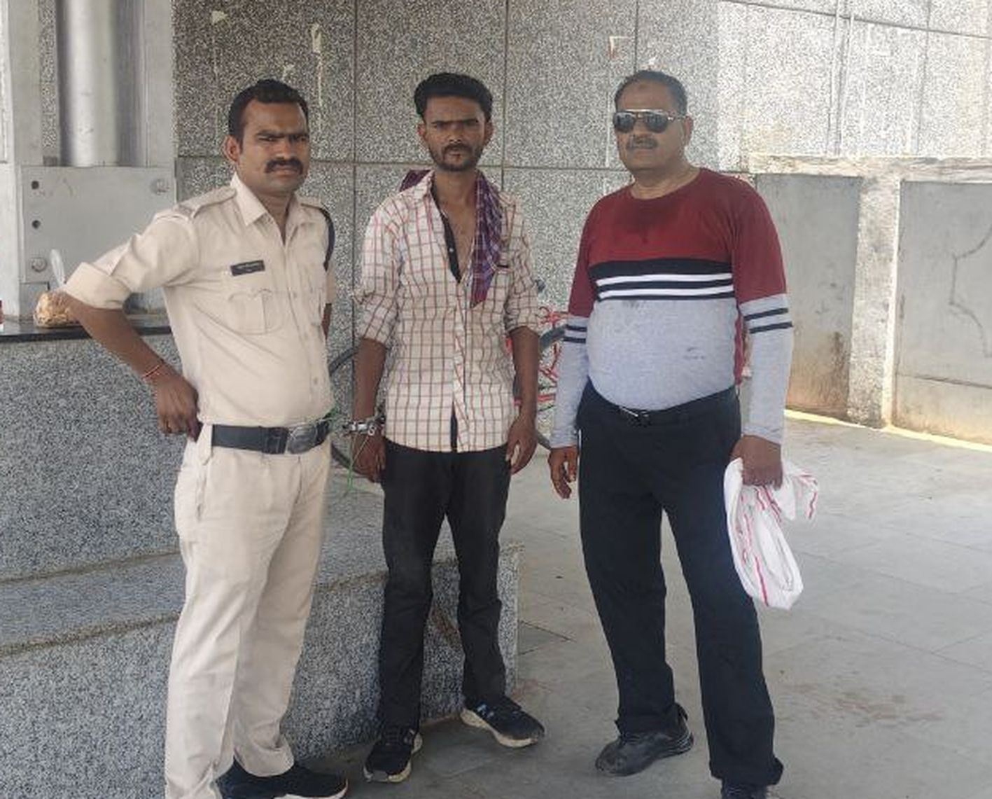 पांच साल से फरार स्थाई वारंटी होटल में काम करते हुए मिला