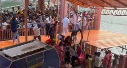 ओंकारेश्वर ज्योतिर्लिंग ….बड़ा हादसा टला -रैंप पर श्रद्धालुओं की भीड़, गर्मी से
परेशान होकर टीन शेड पर कूदे - image