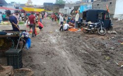 गंदगी और कीचड़ में लगता है गांधीगंज का सब्जी व्यापार - image