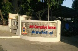 Ahmedabad: कलक्टर कार्यालय परिसर के सब रजिस्ट्रार कार्यालय में दो वकील समेत पांच
को रिश्वत लेते पकड़ा, एक फरार - image