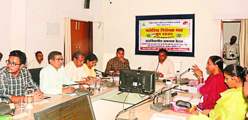 कलेक्टर ने अधिकारियों को दिए निर्देश, कहा- समय-सीमा के भीतर प्राथमिकता के साथ निपटाए जाएं कार्य