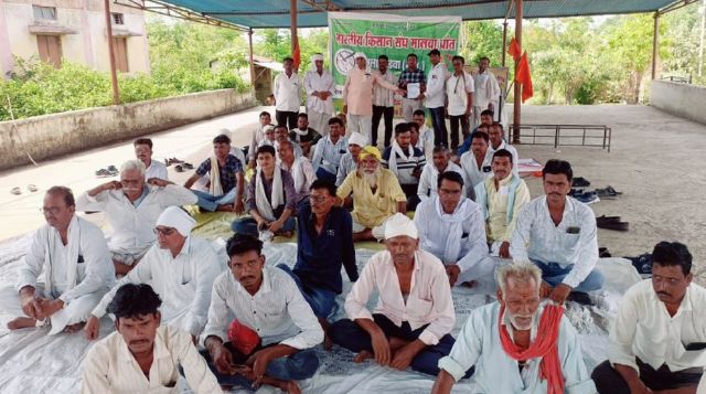 पुनासा में तहसीलदार को ज्ञापन 