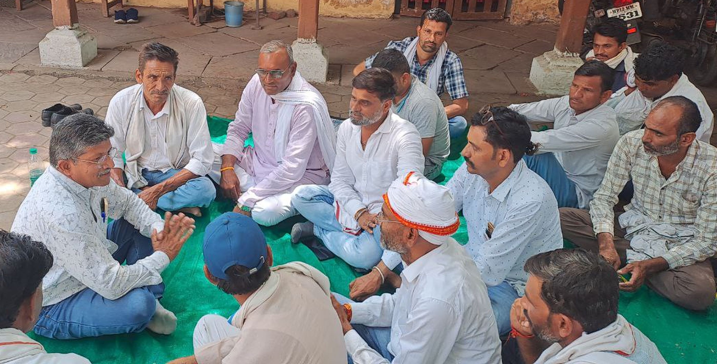 भारतीय किसान संघ का प्रदर्शन : नायब तहसीलदार ने प्रदर्शन स्थल पर बैठकर हाथ
जोड़े, फिर लिया मांगों का ज्ञापन