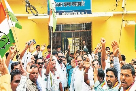 बीईओ दफ्तर के खिलाफ कांग्रेस का हमला (Photo source- Patrika)