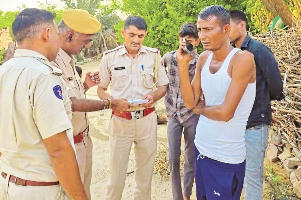 Rajasthan: 350 पुलिसकर्मियों की 30 से अधिक गांवों में रेड, JEN और CHO भर्ती
परीक्षा में SOG के एक वांछित को पकड़ा