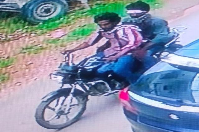 घर के बाहर सब्जी खरीदती महिला के गले से तोड़ी चेन
