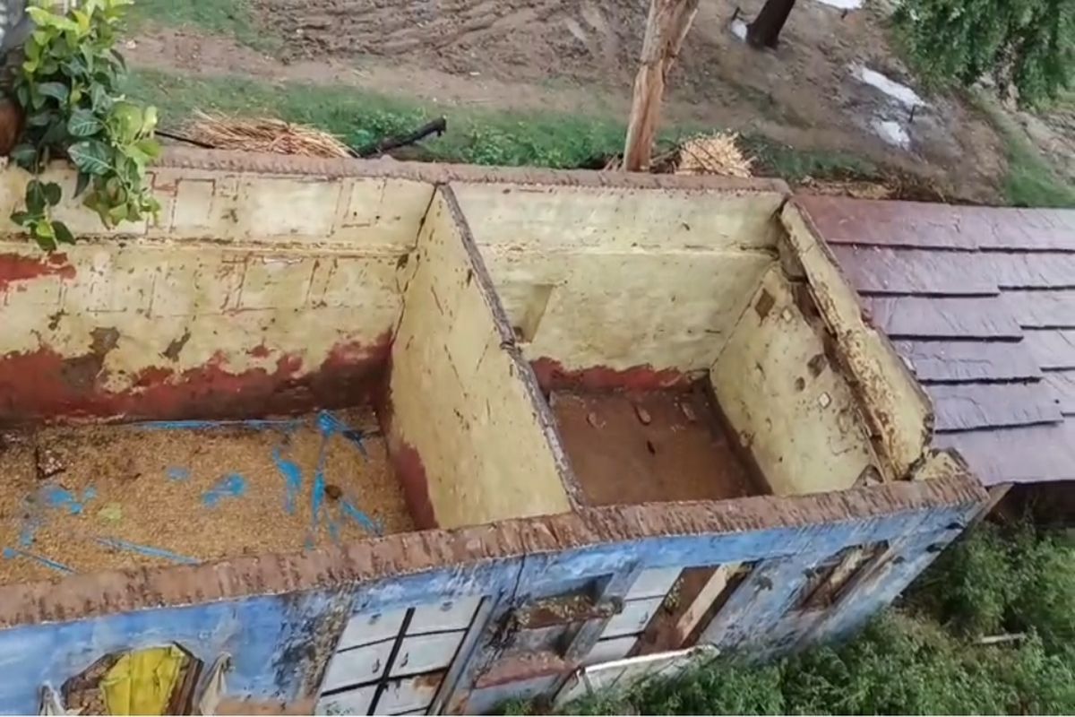 मालाखेड़ा में तूफान ने मचाही तबाही मकान, विद्युत पोल,पेड़ गिरे…. देखे फोटो
गैलेरी….