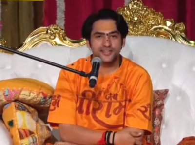 प्रवचन देते धीरेन्द्र शास्त्री