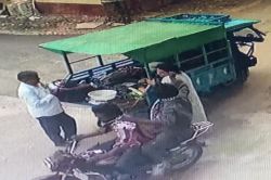 घर के बाहर सब्जी खरीदती महिला के गले से तोड़ी चेन - image