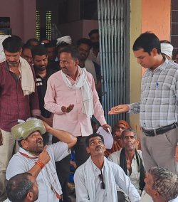 किसानों ने अधिकारियों के सामने खाई मूंग, कहा जहरीली नहीं पौष्टिक होती है - image