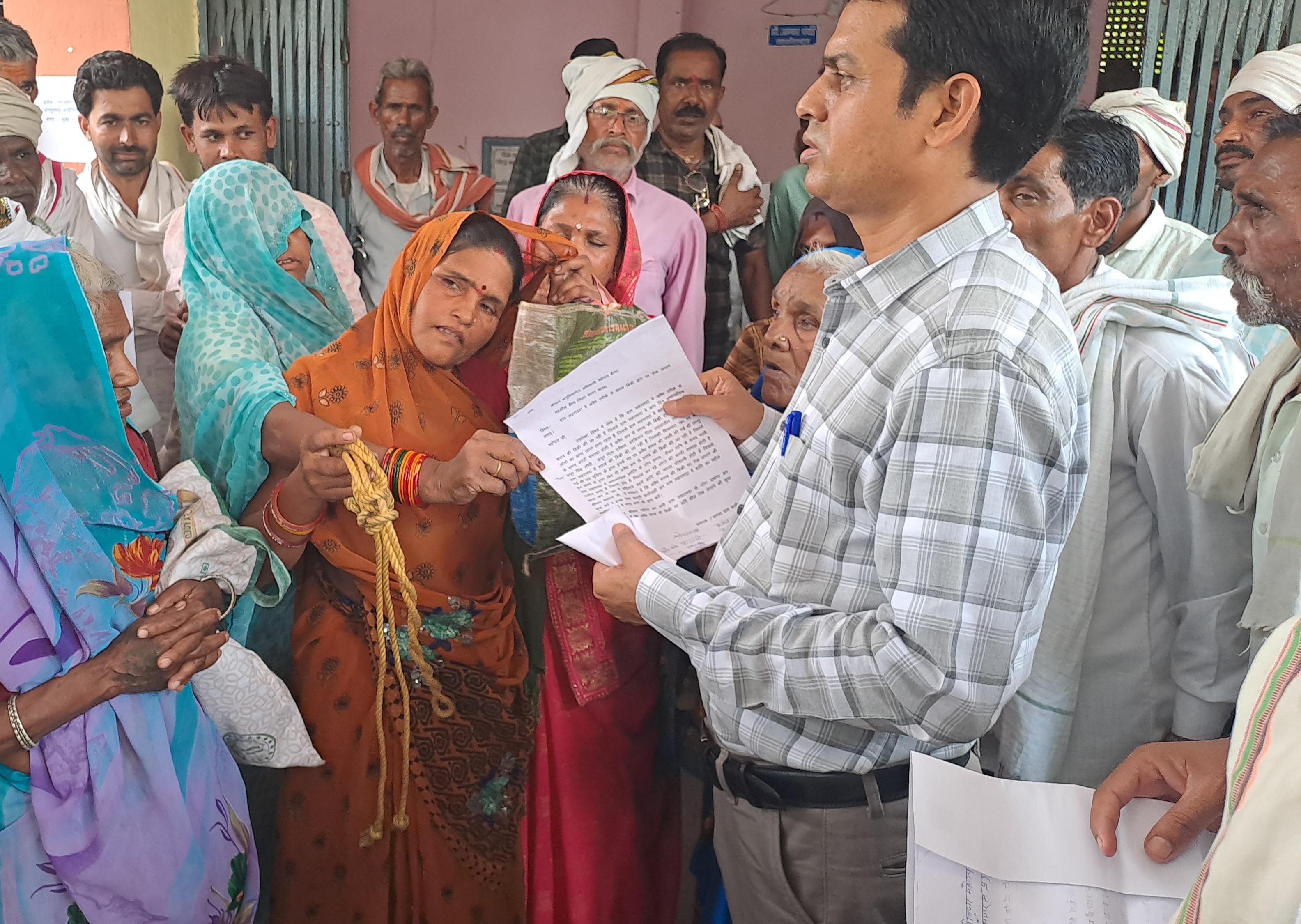 रस्सी लेकर तहसील पहुंचीं महिलाएं, कहा अवैध शराब की बिक्री नहीं रुकी तो फंदा
लगाकर देंगे जान