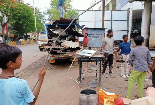अतिक्रमण की कार्रवाई के दौरान कबाड़ी पहुंचे