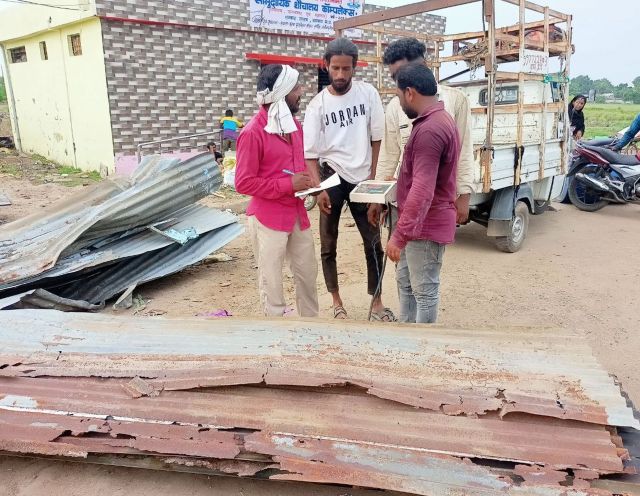 कबाड की तौल करते कबाड़ी