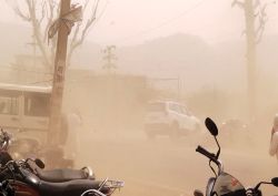 प्रतापगढ़ में दोपहर को आई बारिश, अंधड़ में कई टीनशेड उड़े, एक महिला जख्मी - image