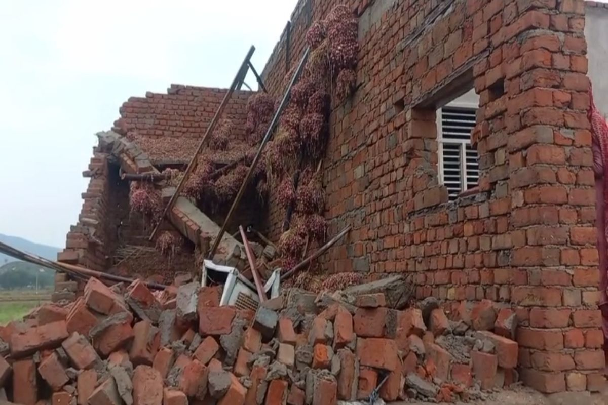 VIDEO: मालाखेड़ा में तूफान ने मचाही तबाही मकान, विद्युत पोल,पेड़ गिरे….