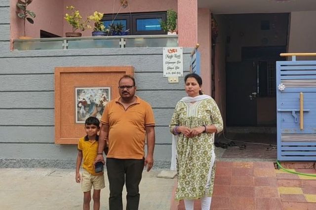 घर के बाहर सब्जी खरीदती महिला के गले से तोड़ी चेन