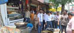 सीएमओ ने अतिक्रमण हटाने की नहीं की कार्रवाई, तो एसडीएम उतरे सड़क पर, सामान कराया
जब्त, तीन होटल सील - image