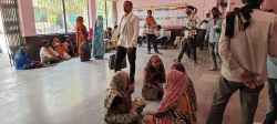 तहसील में हर दिन आते हैं बड़ी संख्या में लोग, उन्हें बैठने के लिए नहीं कोई
व्यवस्था - image