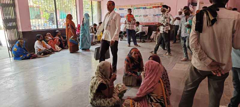 A large number of people come to the tehsil every day, there is no arrangement for them to sit